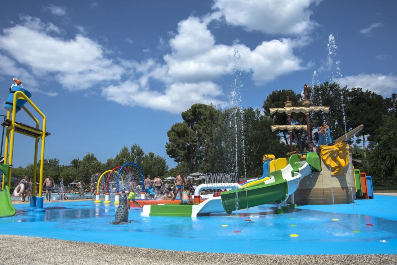 Happy Camp Mobile Homes In Centro Vacanze Bi Village Fažana Екстериор снимка