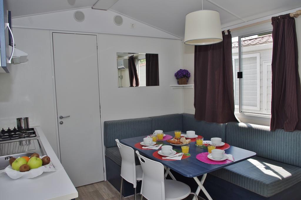 Happy Camp Mobile Homes In Centro Vacanze Bi Village Fažana Стая снимка